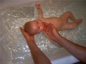 Когда можно полностью мыться в душе и принимать ванну после кесарева сечения?