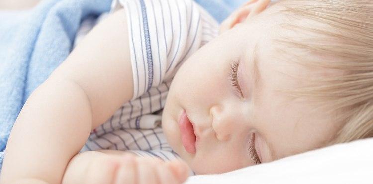 Ребенок вздрагивает во сне: почему новорожденный так делает