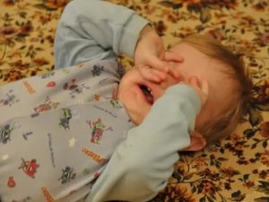 Грудничок спит с открытым ртом комаровский. почему новорожденный ребенок часто спит с открытым ртом: распространенные причины и помощь грудничку