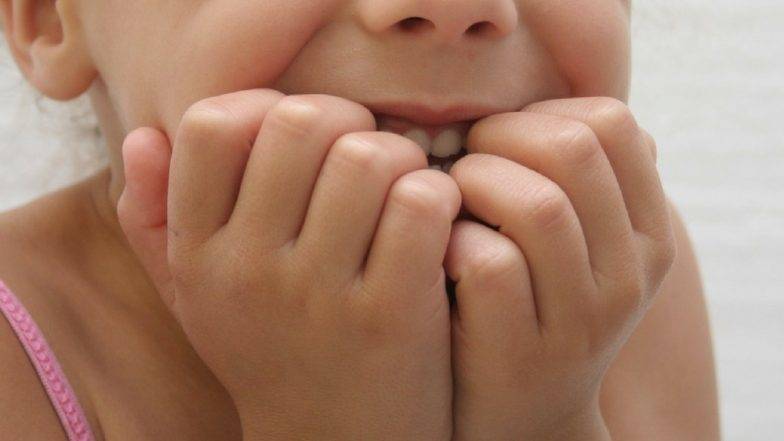Что делать, если ребенок грызет ногти, как отучить