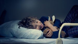 Как быстро уложить ребенка спать без слез?
