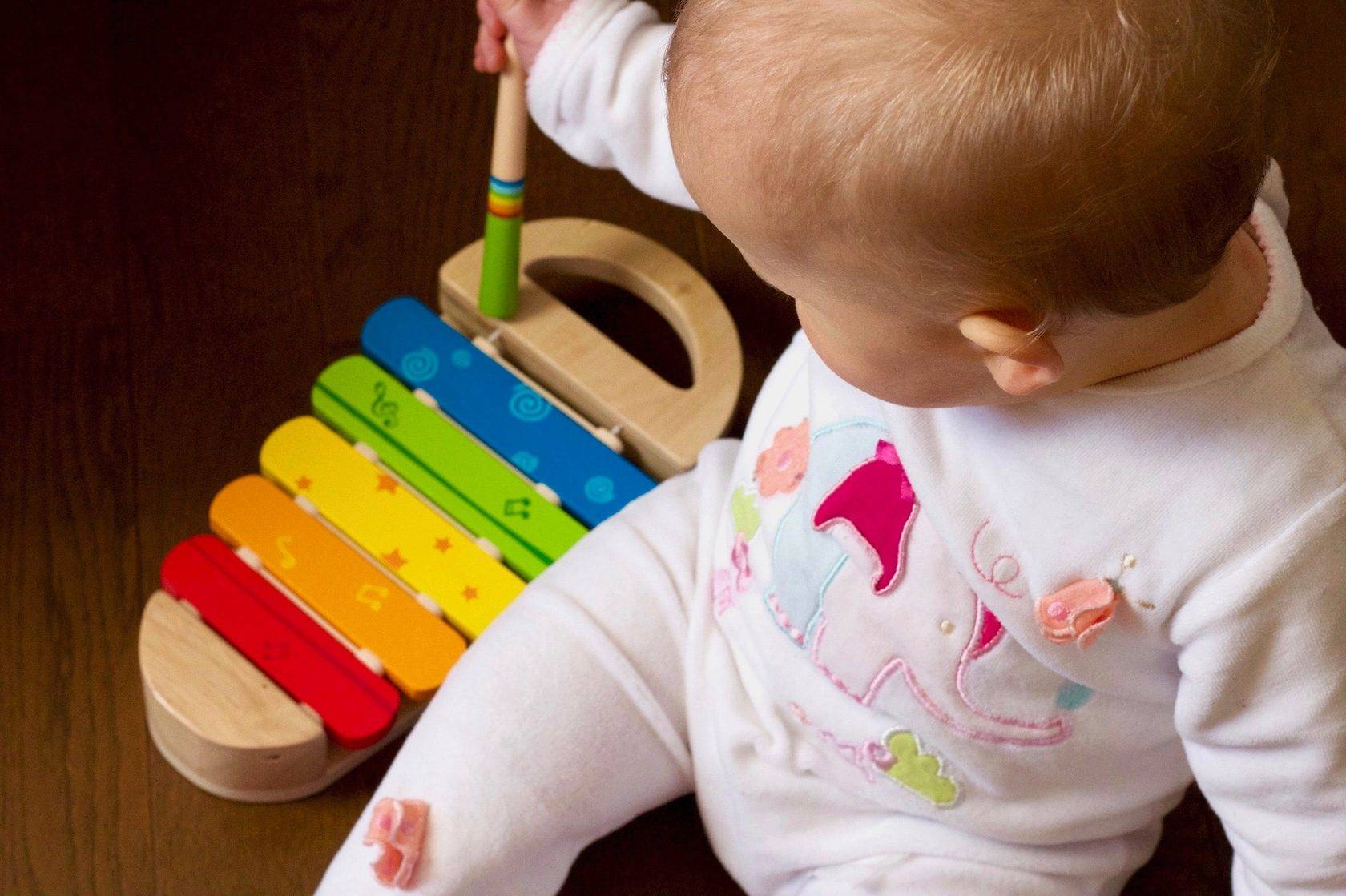 Как научить ребенка различать цвета? методики и полезные советы
