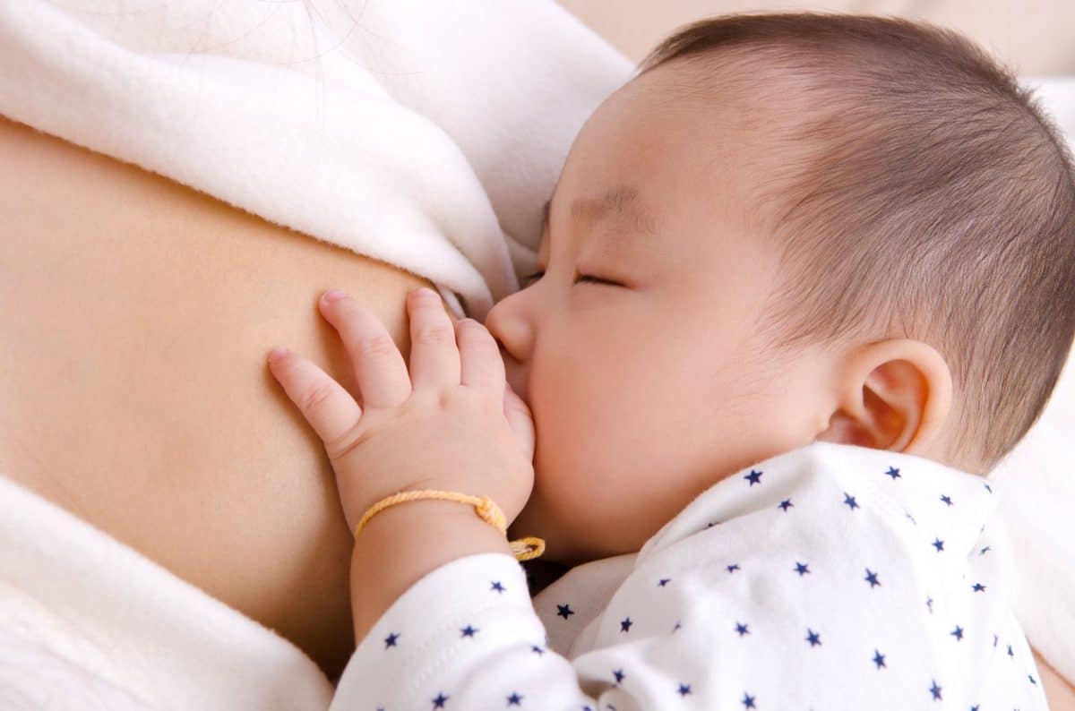 Срыгивания ребёнка после кормления: что делать если новорожденный срыгивает