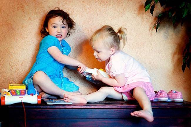 Почему ребенок не делиться игрушками - что делать и как научить малыша делиться