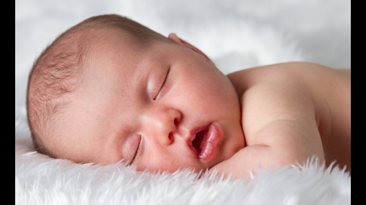 Почему малыш может кряхтеть во сне?