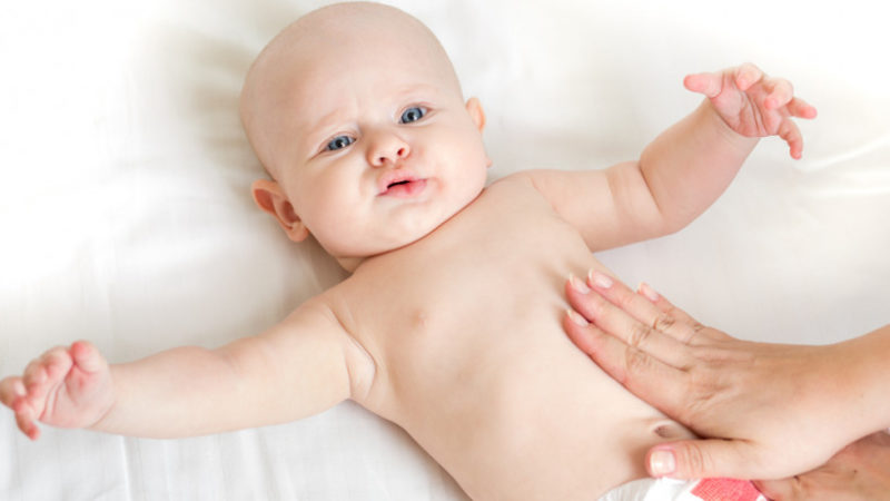 У грудного ребенка болит живот : причины и лечение - что делать?