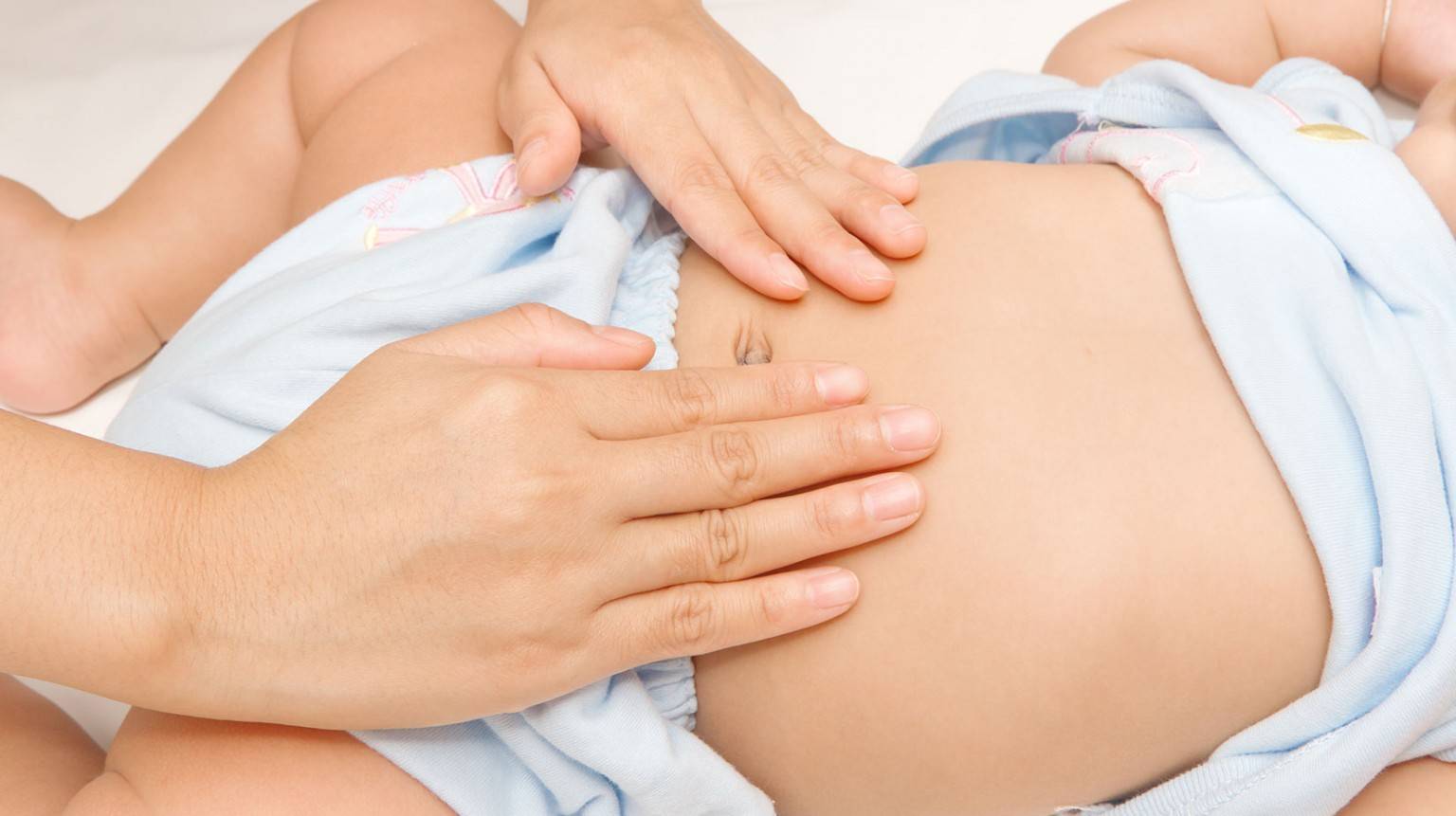 Как делать массаж при коликах новорожденному?