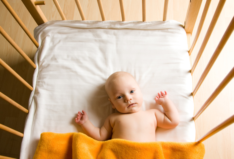 Малыш беспокойно спит по ночам и много ворочается: причины тревожного сна у грудничка и ребенка старшего возраста