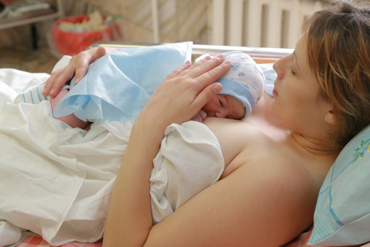 Месячные после родов: сроки восстановления цикла, симптомы послеродовых осложнений