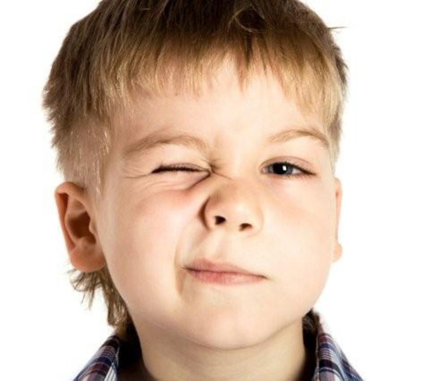 Почему ребенок часто моргает глазами: возможные причины, когда необходимо лечение, методы терапии