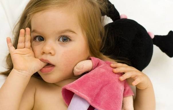 Как отучить ребёнка сосать палец: подборка советов для родителей