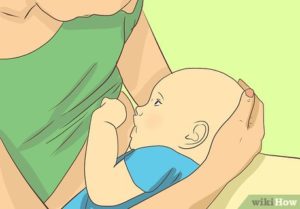 Как разбудить новорожденного для кормления и нужно ли?