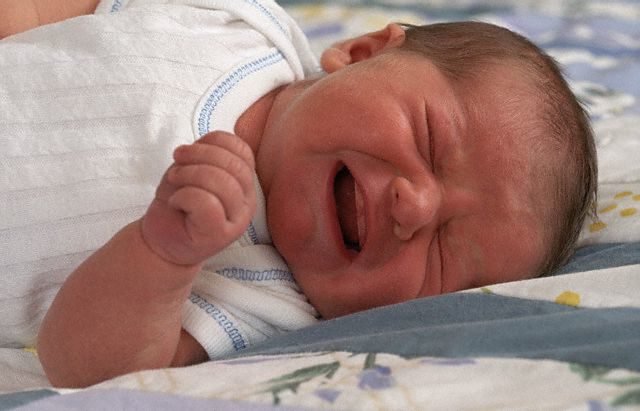 Почему новорожденный ребенок кряхтит и тужится во сне: что делать?