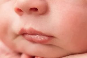 Нижняя губа трясется у новорожденного: причины и лечение тремора