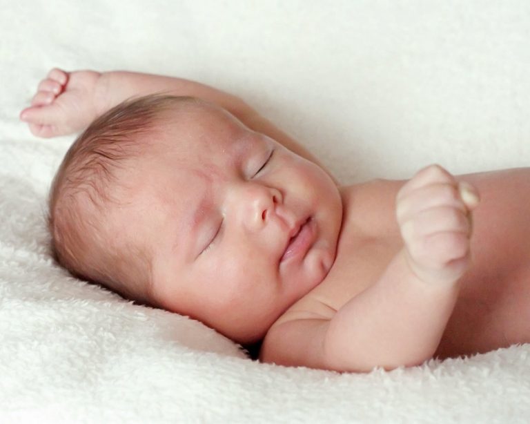 Гигиена новорожденной девочки: особенности ухода, правила интимной гигиены
