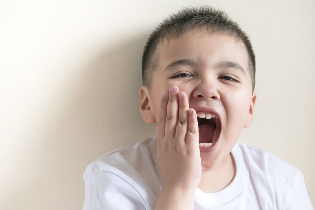 Неприятный запах изо рта у ребенка: симтомы, причины, лечение