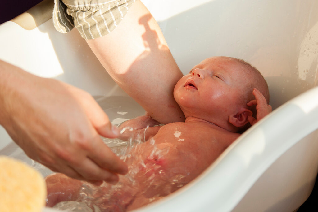 Когда можно принимать ванну после кесарева и родов, можно ли кормящей маме ходить в бассейн и через какое время