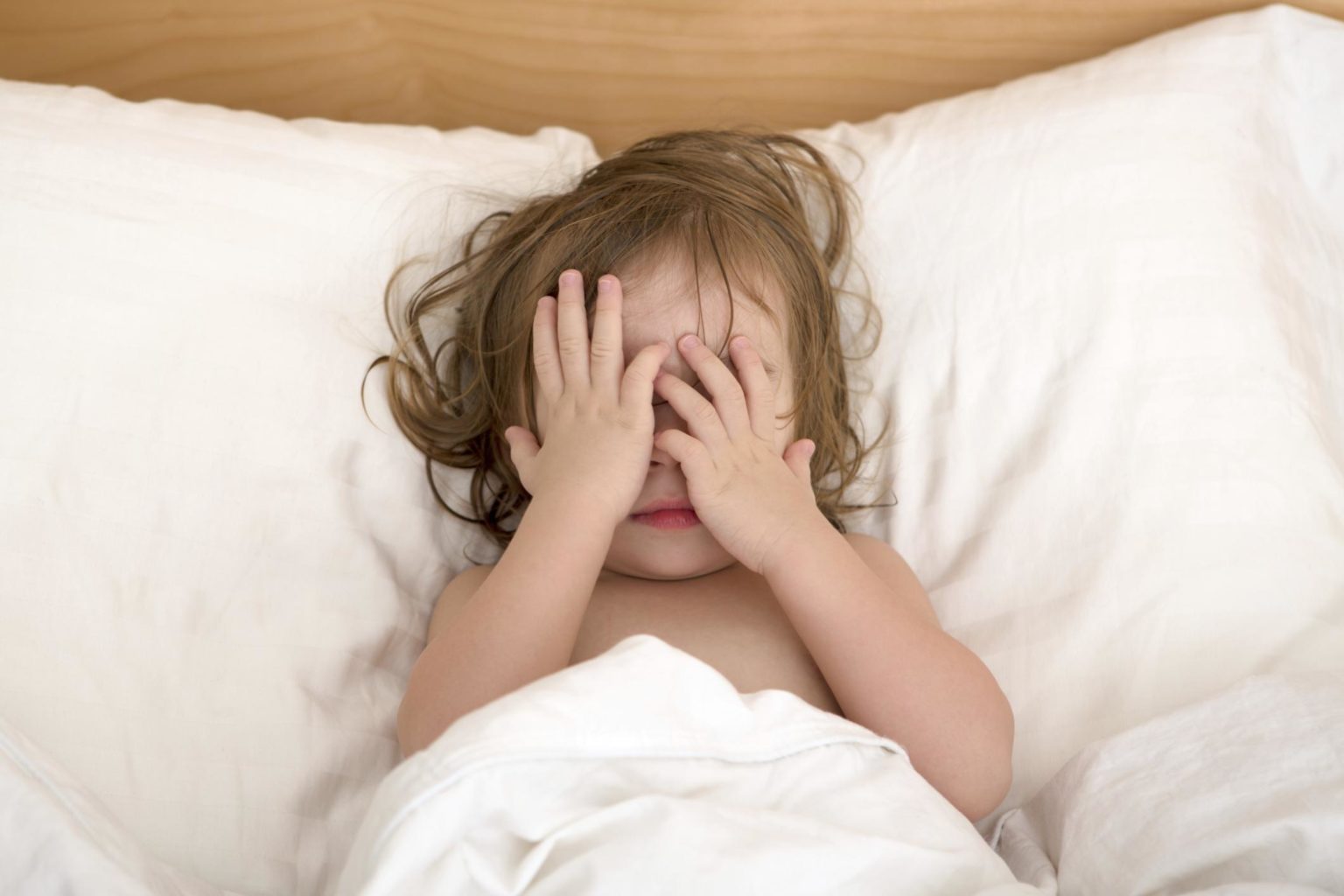 Что делать, если ребенок спит только на руках, а не в кровати?