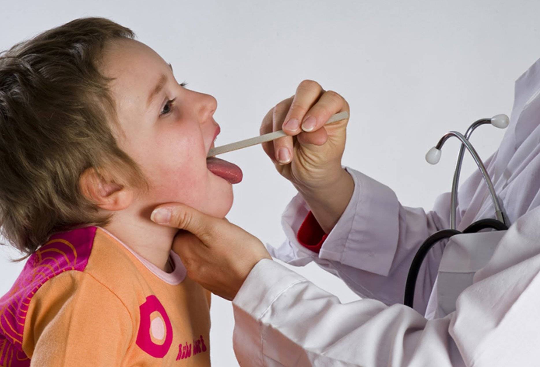 Как снять отек горла у ребенка, первая помощь, симптомы и лечение