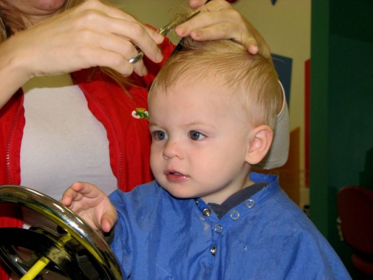 Стрижка мальчика ножницами дома: как правильно стричь волосы по схеме в домашних условиях?