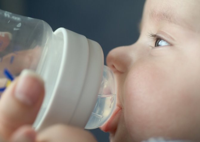 Когда давать воду новорожденному при искусственном вскармливании: нужно ли ее пить грудничку вообще, а также сколько жидкости надо и как правильно поить малыша?