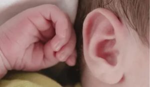 Почему грудничок теребит ухо. грудной ребенок часто трогает ухо руками