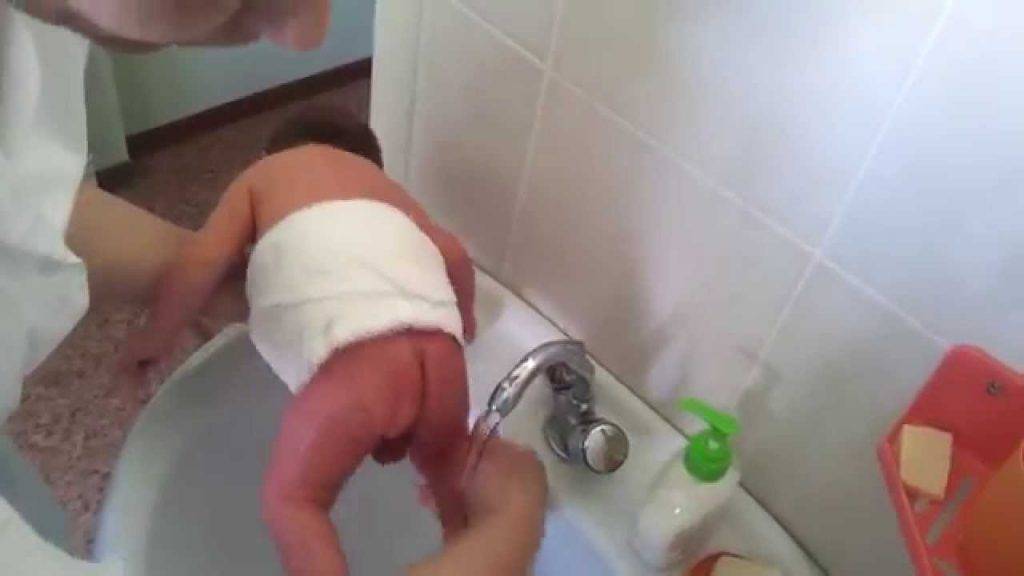 Утренний туалет новорожденного: алгоритм в домашних условиях