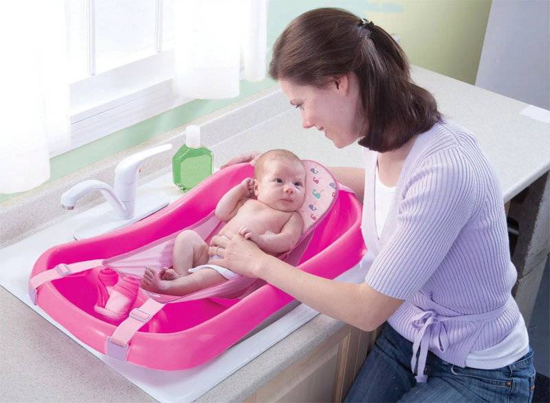 При какой температуре купать новорожденного: как не навредить крохе при первых водных процедурах