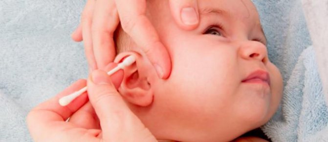 Как правильно чистить уши младенцу