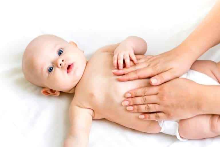 У грудного ребенка болит живот : причины и лечение - что делать?