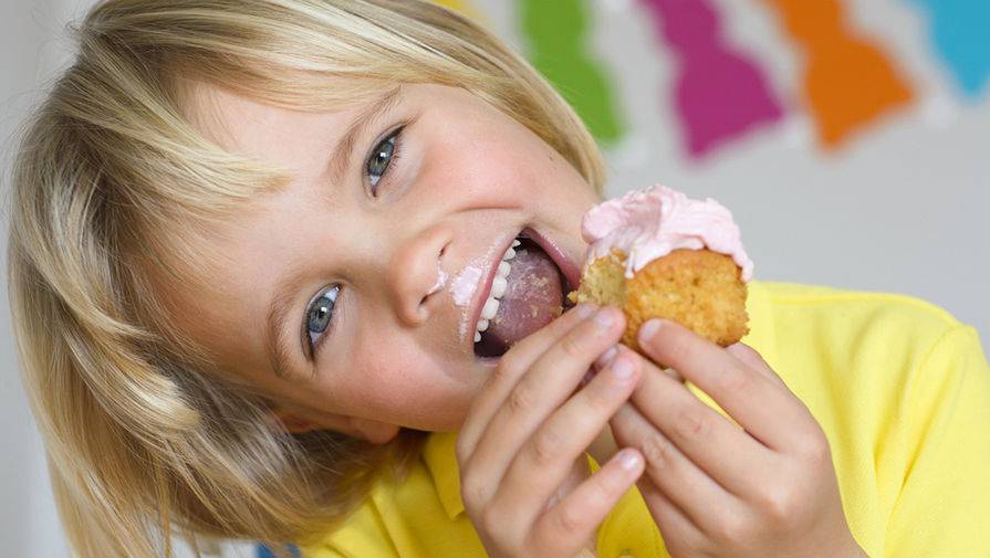 Какие сладости можно ребенку в 3 года. с какого возраста можно давать ребенку сладости?