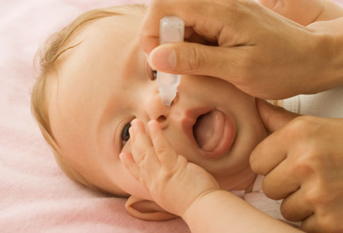 Применение грудного молока при насморке у ребенка