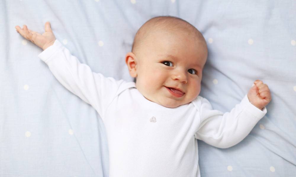 Первая улыбка ребенка и другие способы общения: когда и как они появляются