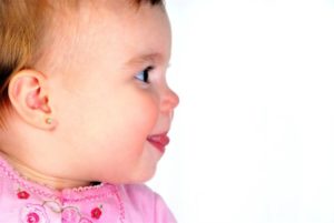 Когда лучше прокалывать уши ребенку: возраст, время года, особенности процедуры