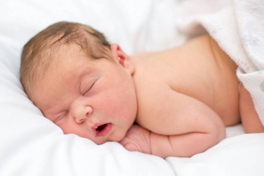 Почему новорожденный грудничок плохо спит днем?