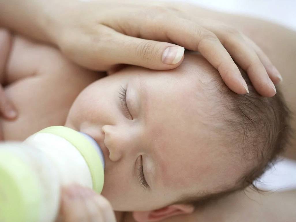 Ребёнок плачет во время кормления: описание вероятных причин тревоги малыша