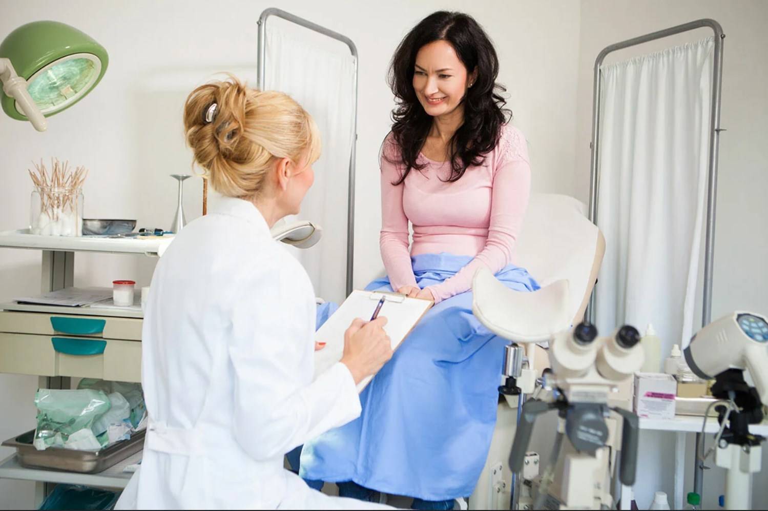 Когда идти к гинекологу после положительного теста на беременность, в первый раз нужно к врачу