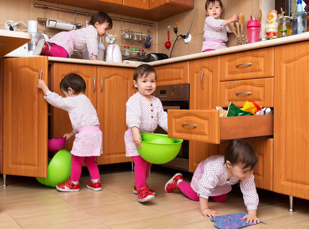Безопасность детей на кухне: чем занять ребенка пока мама готовит