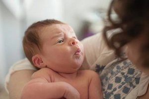 Когда новорожденный начинает слышать и видеть: особенности развития органов чувств после рождения малыша
