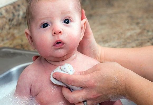 Купание ребенка после прививки акдс: можно ли, что делать если намочили место инъекции, сколько нельзя мыться