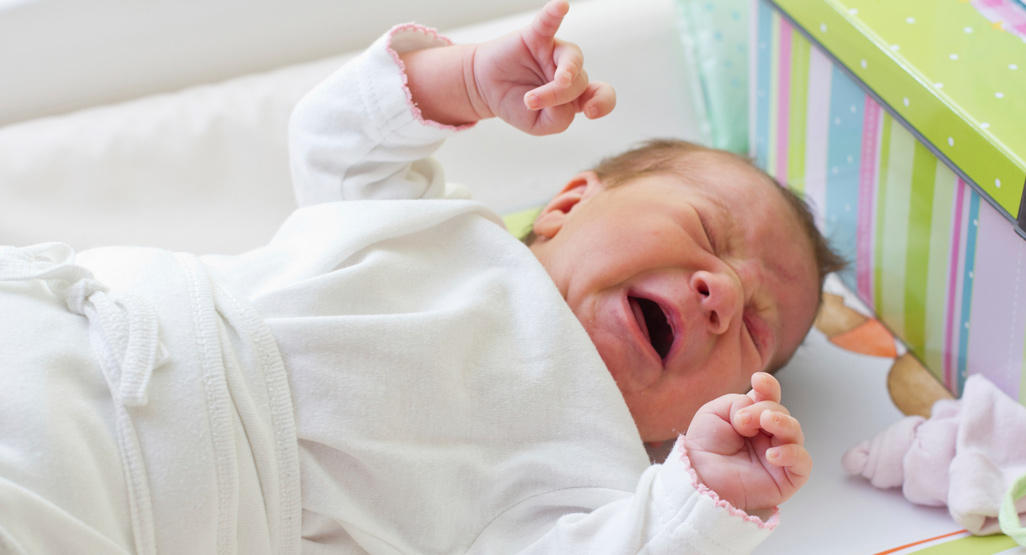 После кормления ребёнок извивается и плачет: эффективная диагностика поведения и способы решения проблемы