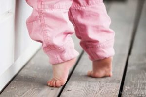 Ребенок ходит на носочках