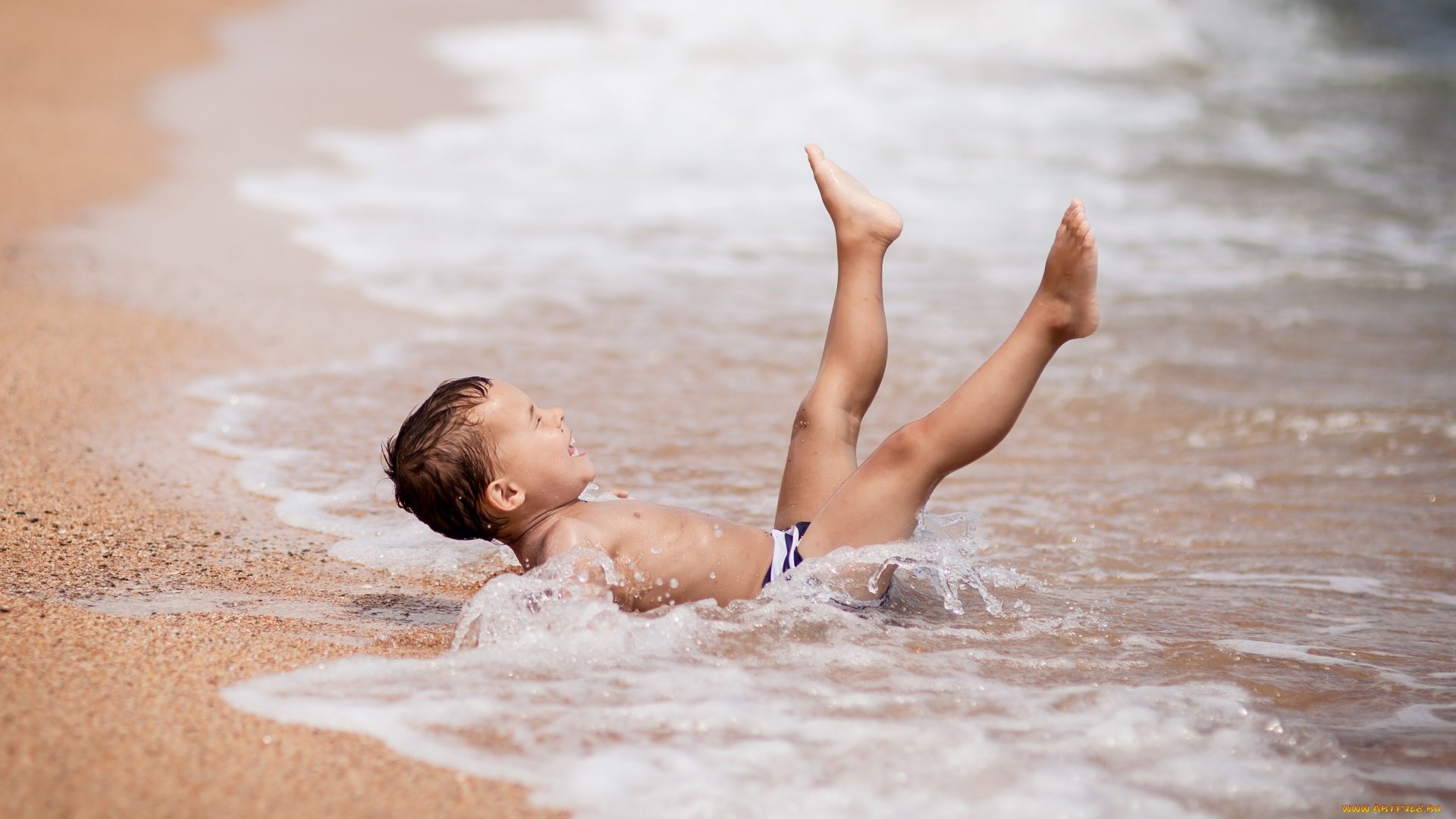 Купания мая. Дети на море. Мальчик на море. Малыш на море. Малыш на пляже.