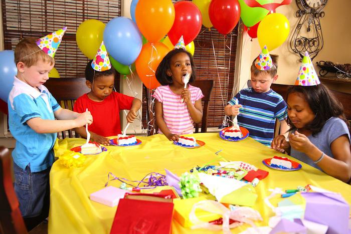 Как отметить первый день рождения: всё от тематики до торта