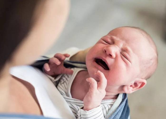 Как успокоить новорожденного и почему ребенок плачет?