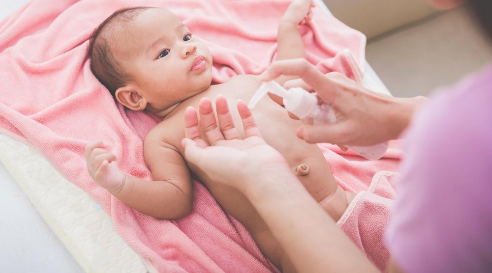 Как правильно держать новорожденного во время подмывания, техника и алгоритм действий