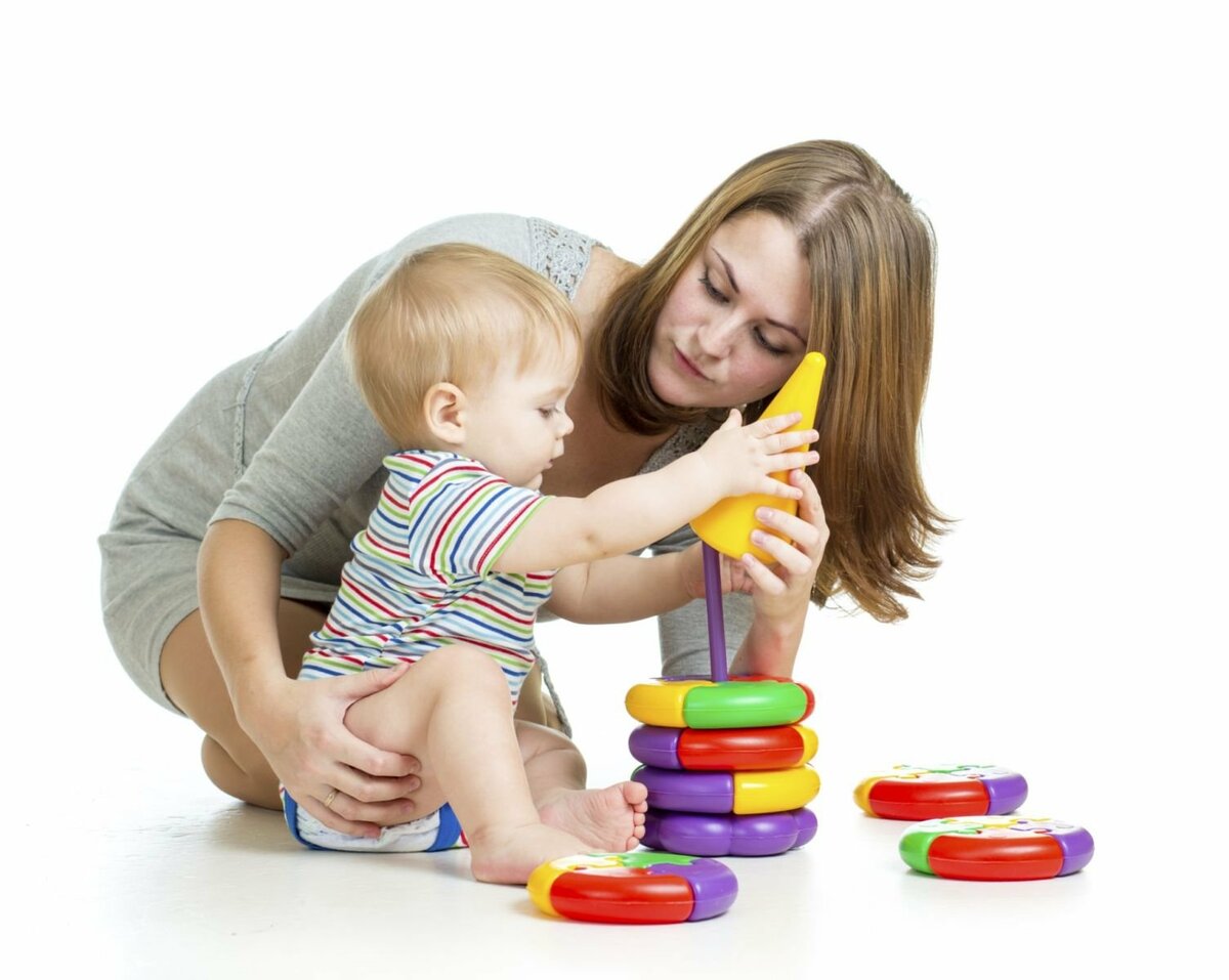 Как развивать новорожденного ребенка в 1 месяц: какие игры, занятия и игрушки нужны малышу?