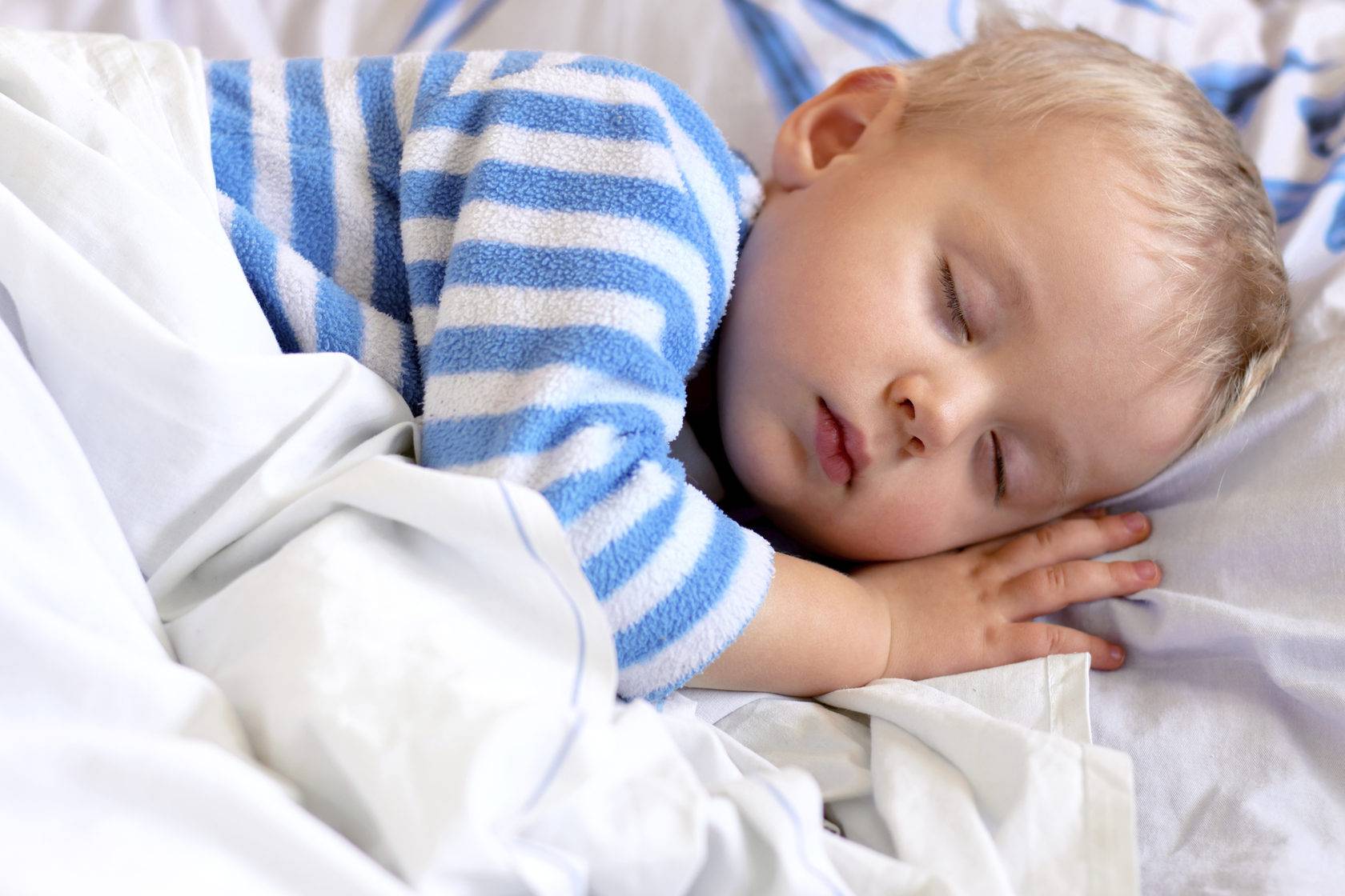 Почему ребенок спит с приоткрытыми глазами