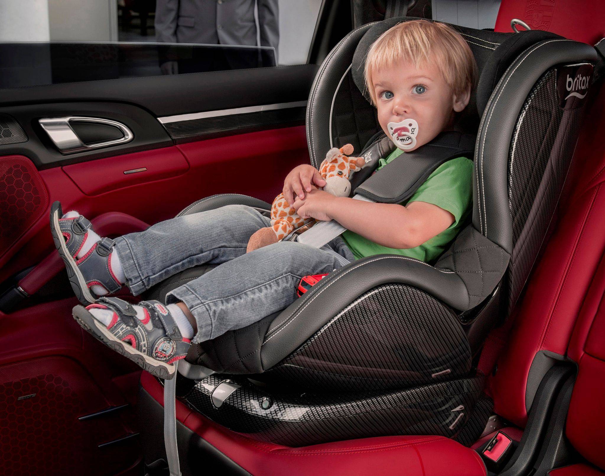 Можно ли перевозить детей на переднем сиденье в детском кресле?