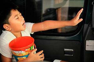 Ребенка укачивает в транспорте: почему и что делать